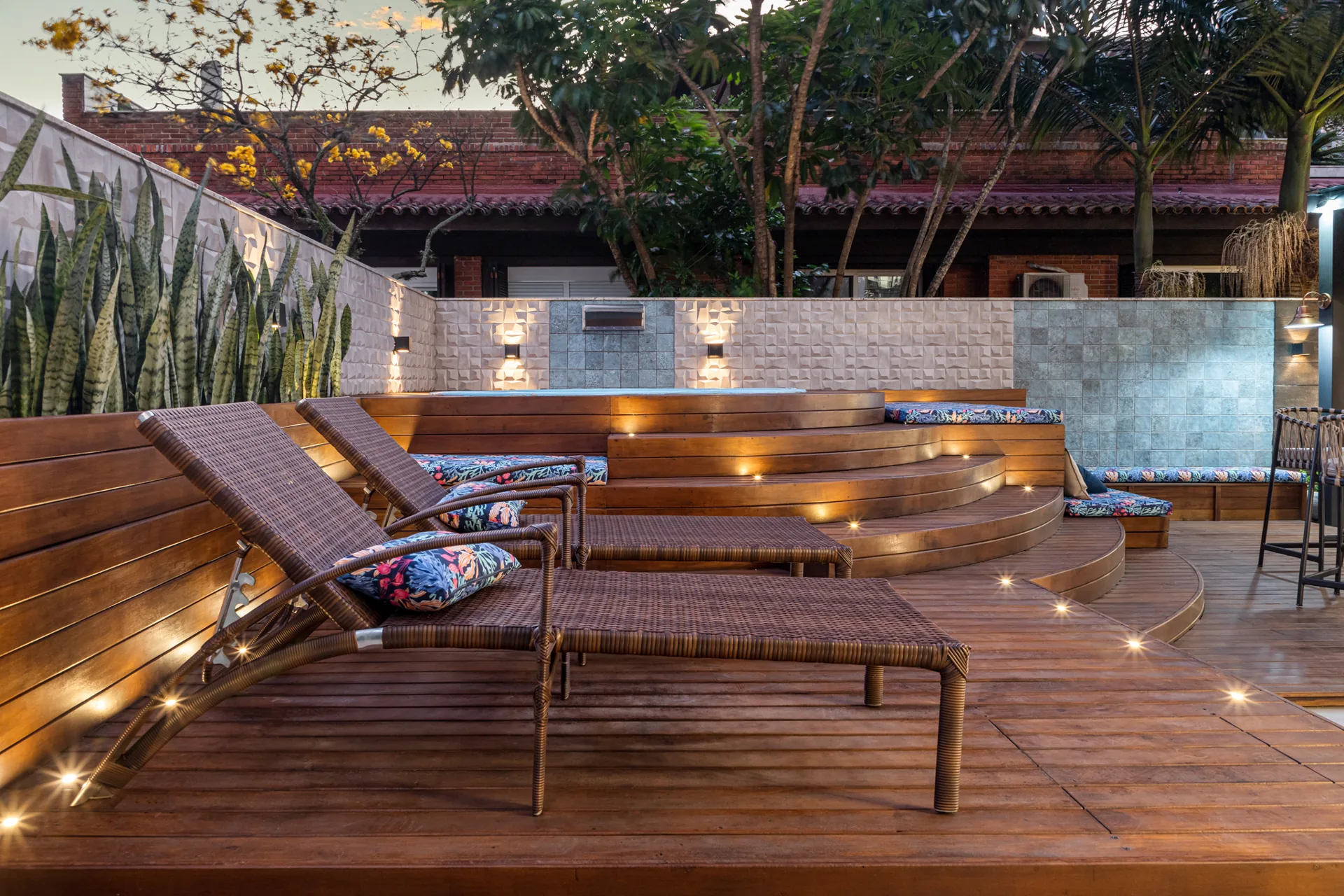 Deck externo ao entardecer — Apto Comendador Rheingantz